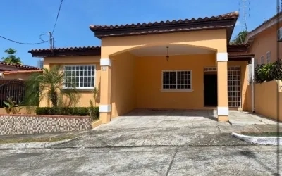 Se vende Residencia de 265.84m2 en Residencial Bariloche, Fuertes de Fresno, Panamá